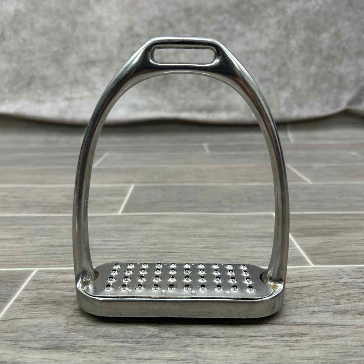 Fillis Stirrup Irons with Cheese Grater Pads 4.25"